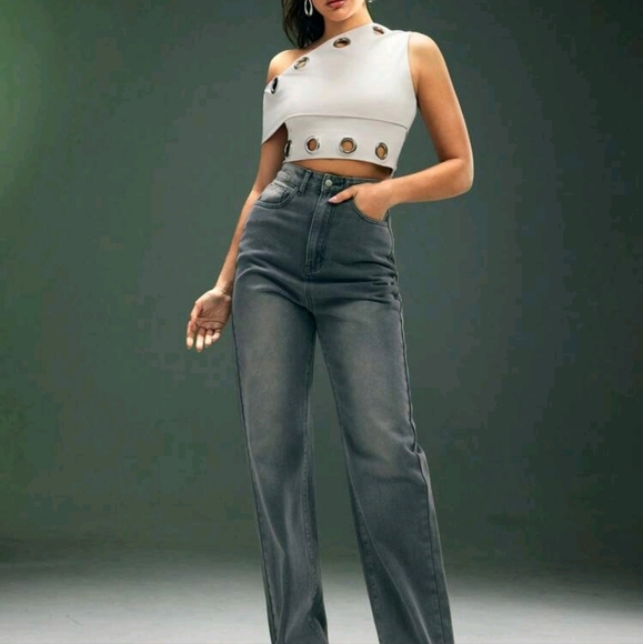 Fashion Asymmetrical Neck Eyelet Hardware Crop Top - Picture 4 of 4